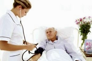 измеряет давление лежачему больному 