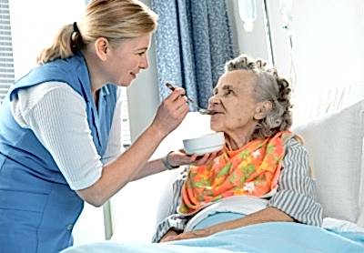 кормление лежачего пациента